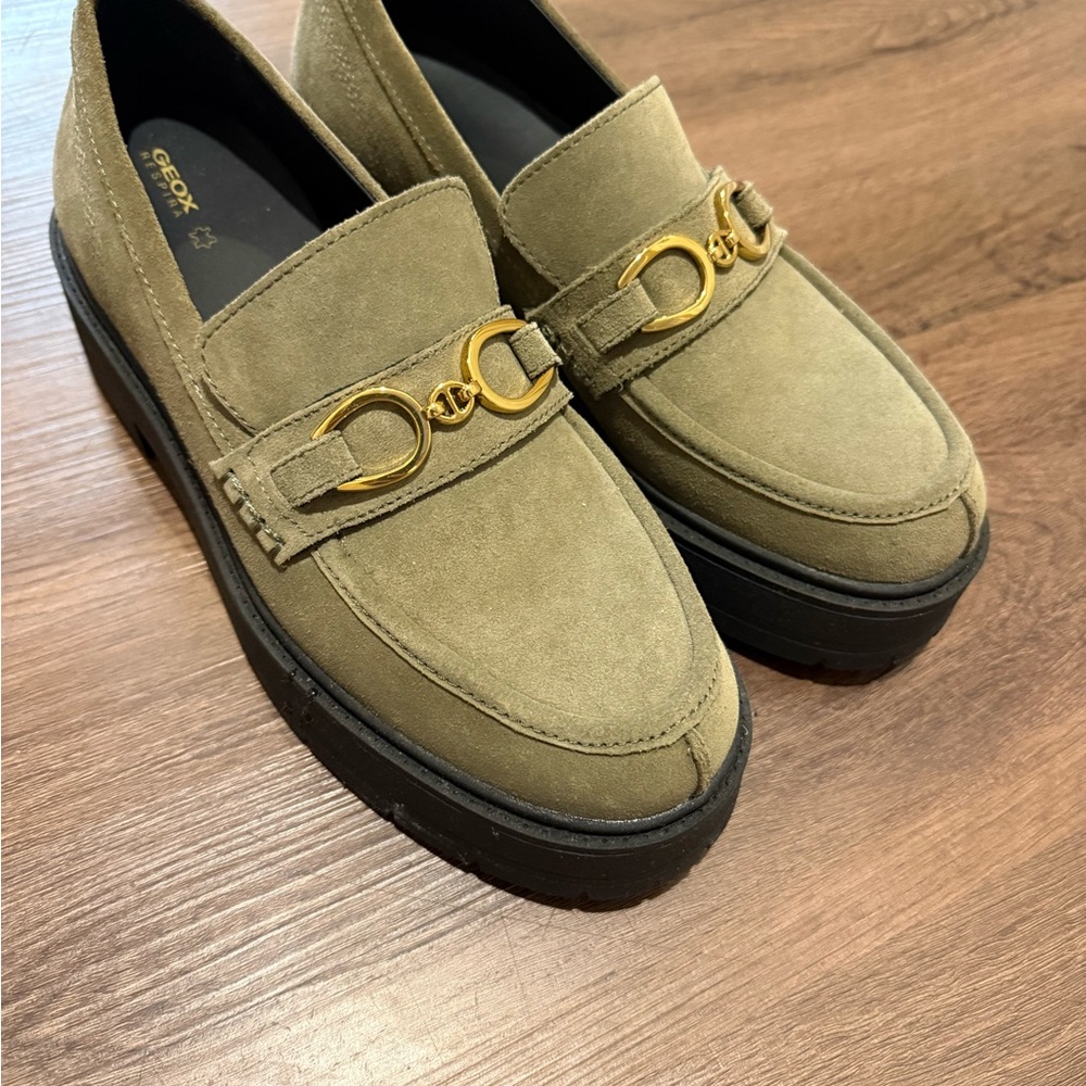 Geox Women's Green Loafers with Gold Detail